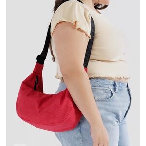 Baggu Medium Crescent in Candy Apple